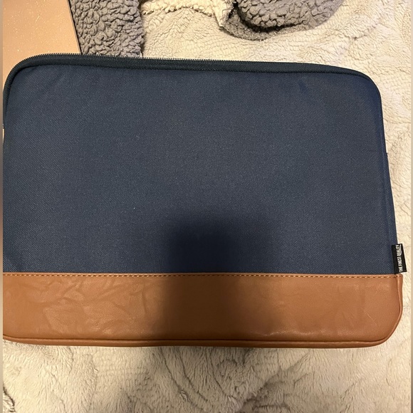 Herschel 13” laptop sleeve - Picture 3 of 3